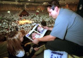 Major leaguer Lopez checks out Kyushu sumo tourney